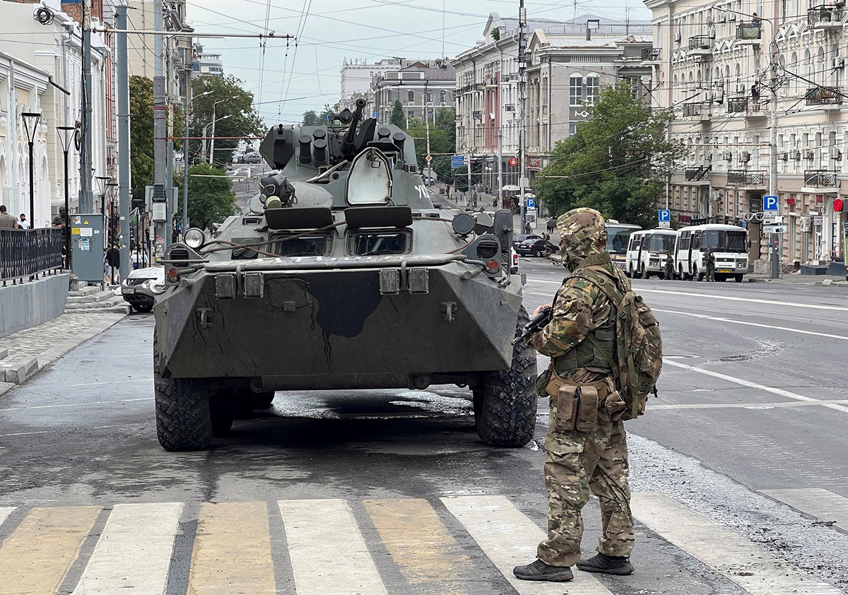 Các thành viên Wagner cùng xe quân sự ở thành phố Rostov-on-Don (Nga). Ảnh: AFP
