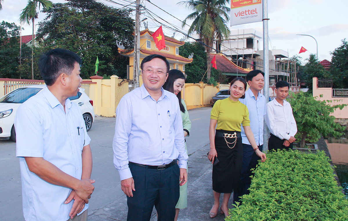 Lãnh đạo huyện Nam Đàn trao đổi với người dân xã Nam Giang về xây dựng nông thôn mới kiểu mẫu. Ảnh: Mai Hoa