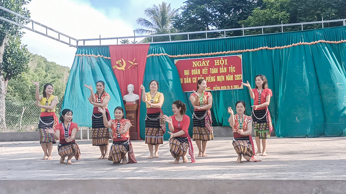 Người dân bản Piêng Mựn biểu diễn văn nghệ trong ngày hội đại đoàn kết dân tộc.