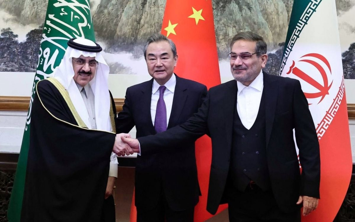 Cố vấn an ninh quốc gia Saudi Arabia Musaad bin Mohammed Al Aiban (trái), quan chức đối ngoại cấp cao Trung Quốc Vương Nghị (giữa) và Thư ký Hội đồng an ninh quốc gia Iran Ali Shamkhani  tại Bắc Kinh hôm 10/3/2023. Ảnh: China Daily