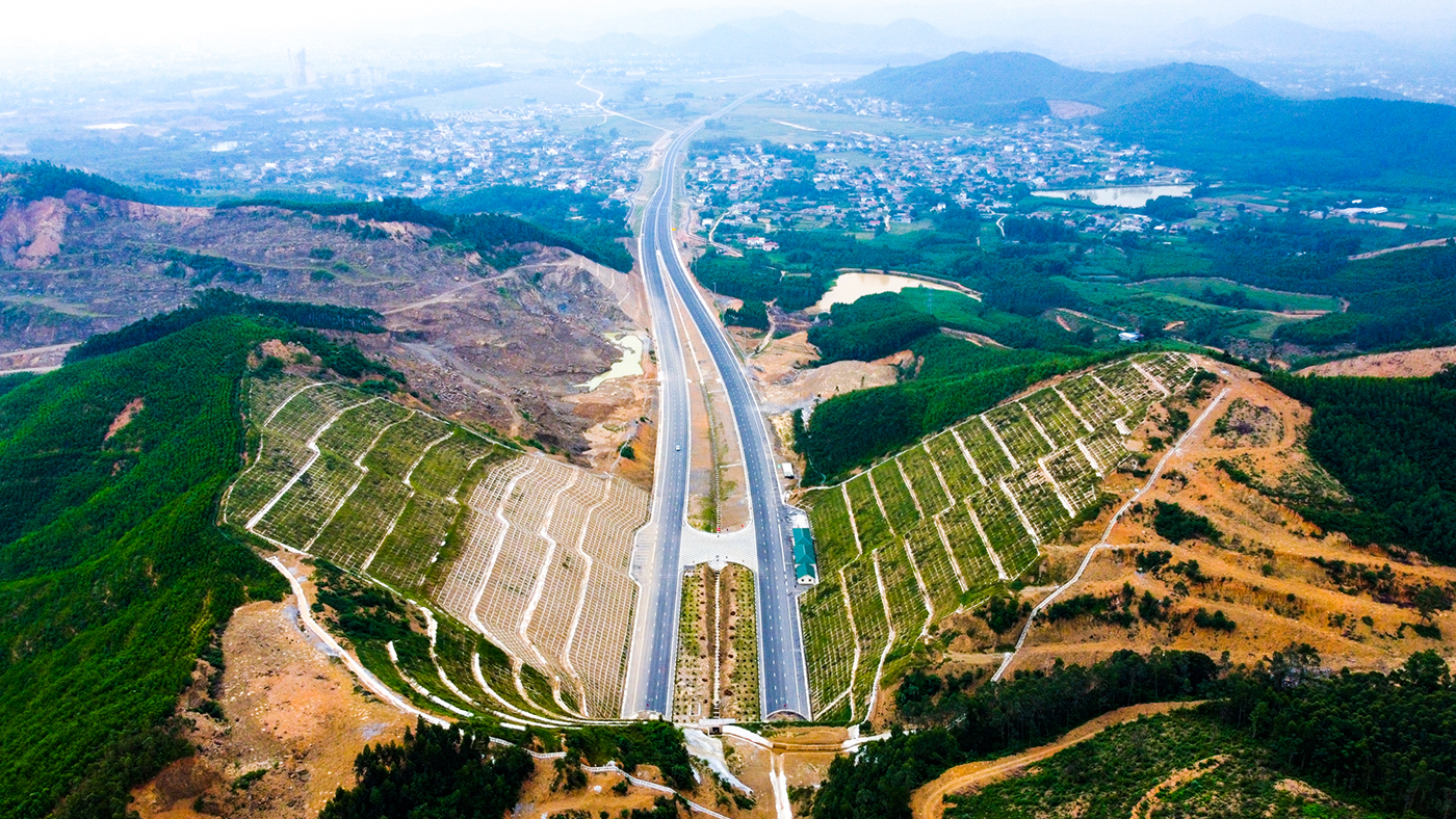 Tuyến đường cao tốc Bắc Nam đoạn Nghi Sơn - Diễn Châu đã hoàn thành và đưa vào sử dụng. Ảnh: Thành Cường