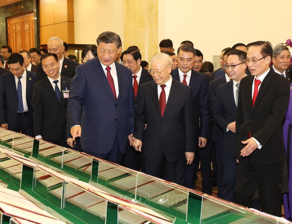 Tổng Bí thư Nguyễn Phú Trọng và Tổng Bí thư, Chủ tịch nước Trung Quốc Tập Cận Bình cùng xem và nghe giới thiệu các văn kiện hợp tác giữa hai nước đã được ký kết. Ảnh: TTXVN