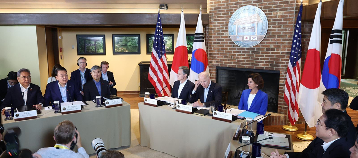 Tổng thống Hàn Quốc Yoon Suk Yeol (thứ 2, trái), Tổng thống Mỹ Joe Biden (giữa) và Thủ tướng Nhật Bản Fumio Kishida tại Hội nghị thượng đỉnh ba bên. Ảnh: Yonhap
