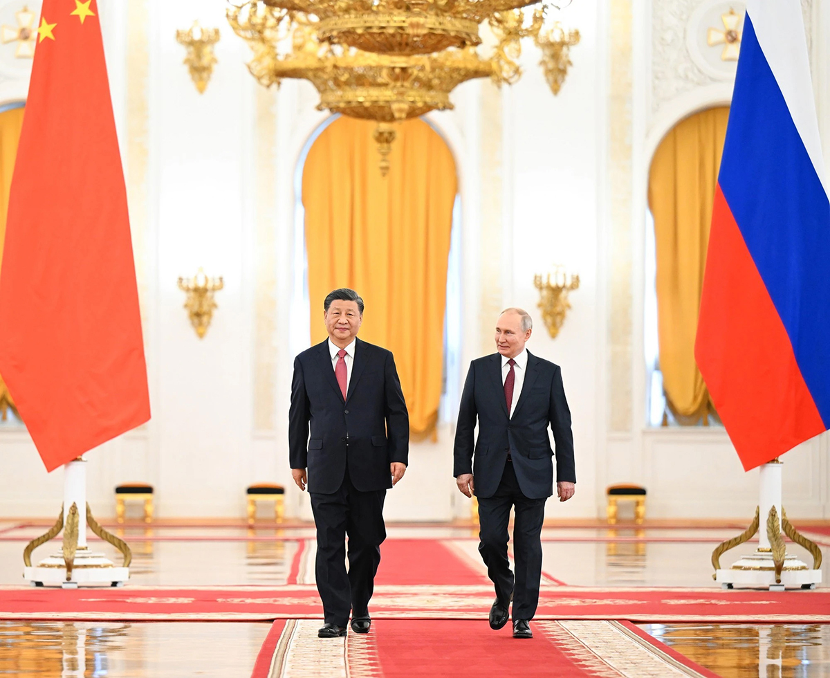 Tổng thống Nga Vladimir Putin (phải) và Chủ tịch Trung Quốc Tập Cận Bình tại lễ đón ở Moskva, ngày 21/3/2023. Ảnh: THX/TTXVN