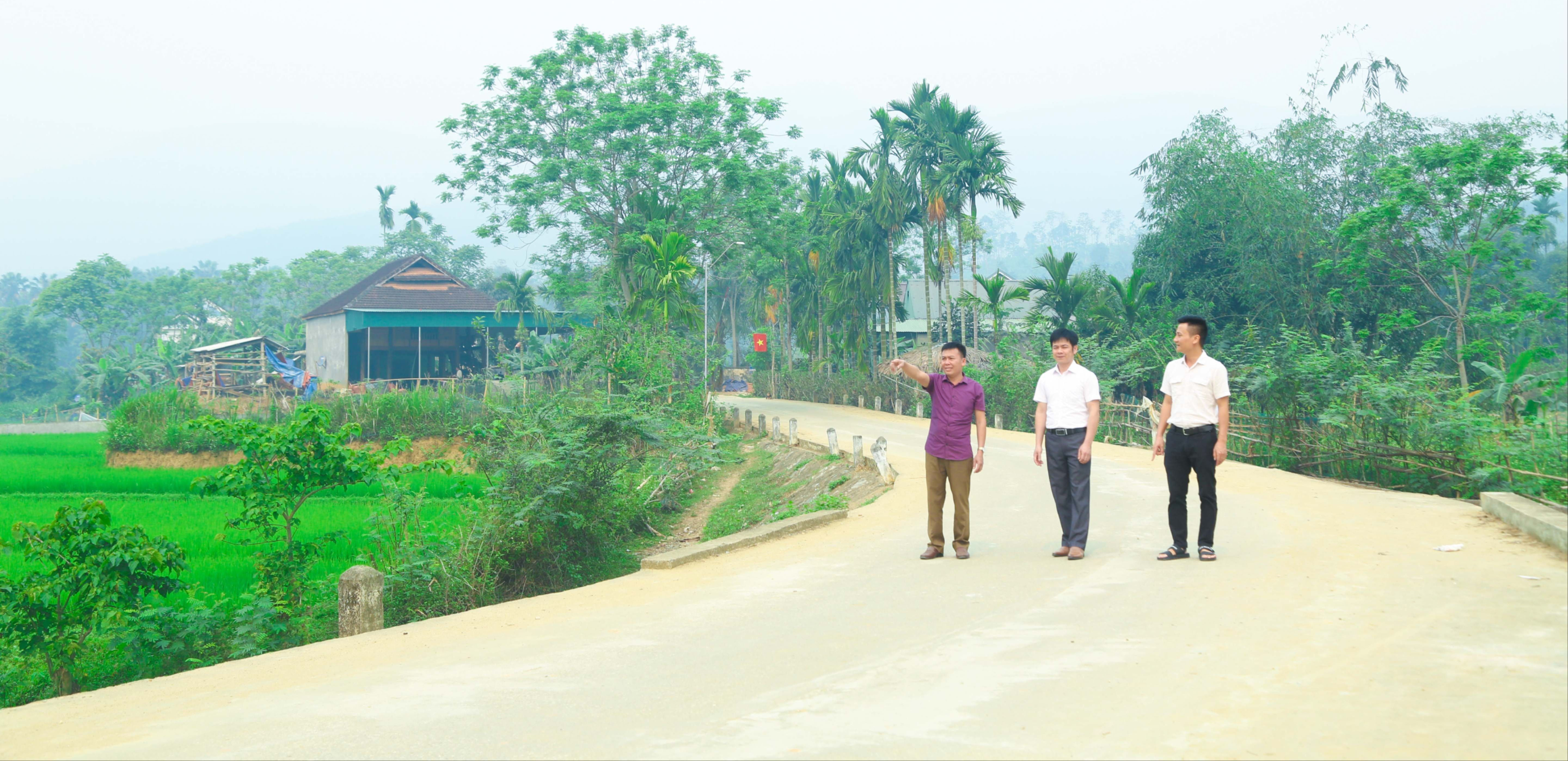 Những con đường nông thôn mới rộng rãi khang trang ở bản Na Cày, xã Tiền Phong. Ảnh: Đình Tuyên