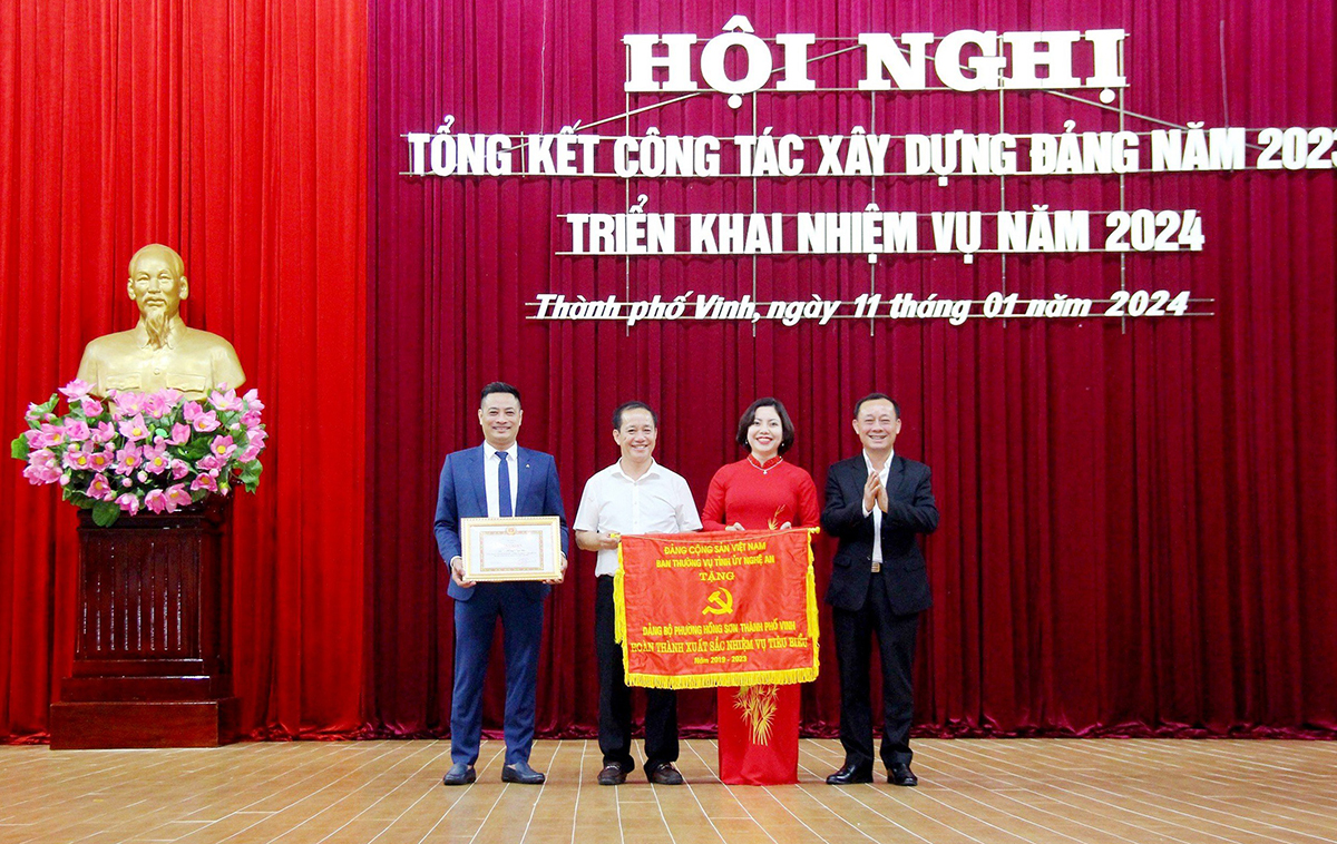 Bí thư Thành ủy Vinh Phan Đức Đồng trao Cờ của Ban Thường vụ Tỉnh ủy tặng Đảng bộ phường Hồng Sơn, là Đảng bộ “Hoàn thành xuất sắc nhiệm vụ tiêu biểu” năm 2019 - 2023.