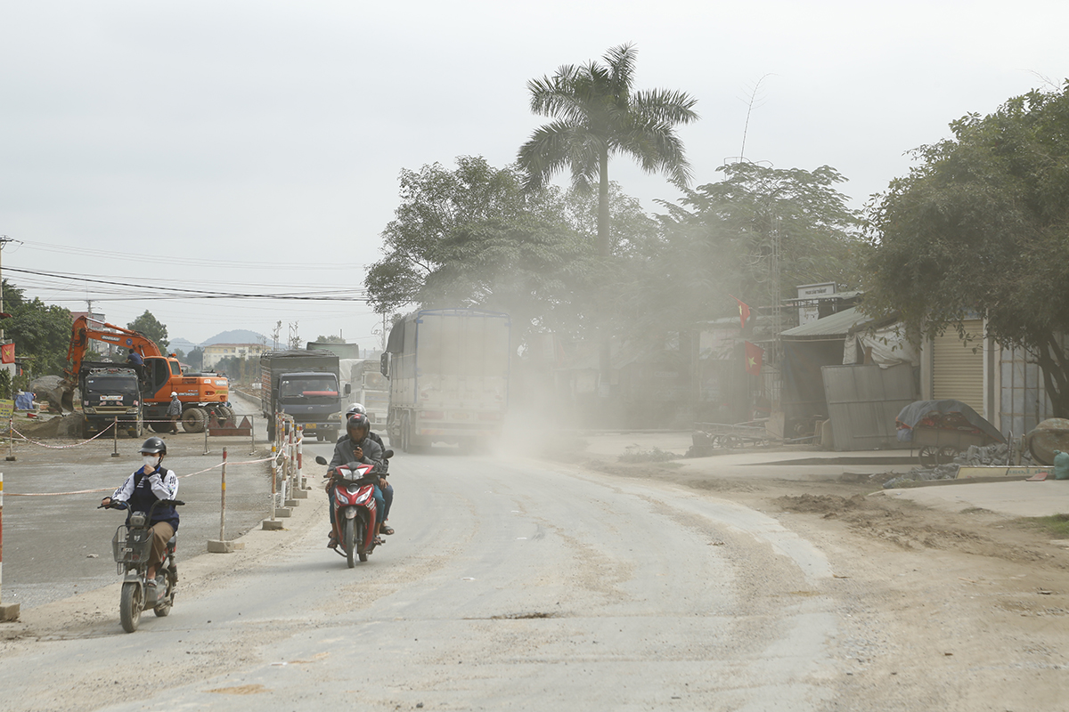 Hơn 1 năm nay tuyến Quốc lộ 7 qua xóm Lưu Diên, xã Lưu Sơn luôn ngập trong bụt đất, bùn lầy.