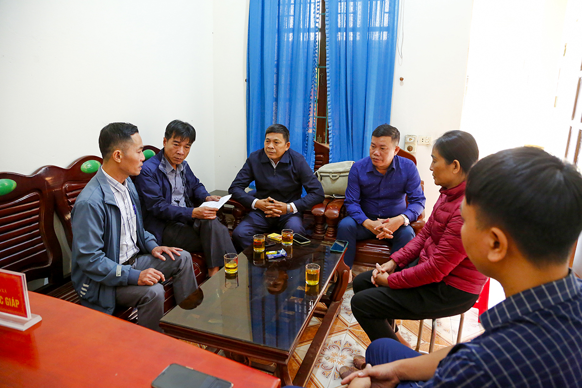 Lãnh đạo xã Lưu Sơn trao đổi với PV Báo Nghệ An.