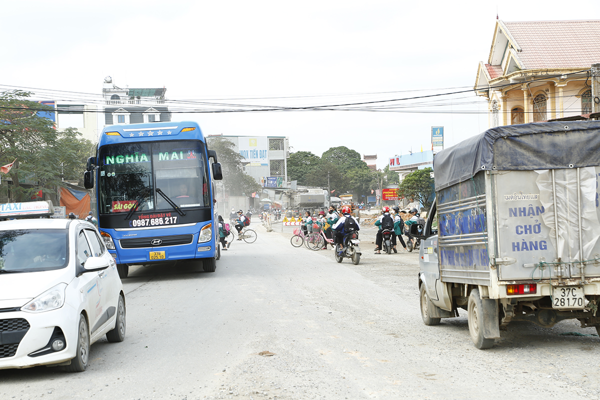 “Nút thắt” đoạn xóm Lưu Diên đang gây mất an toàn giao thông cho người và phương tiện tham gia giao thông trên tuyến.