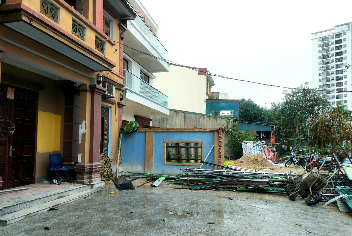 Đứng tại vị trí này có thế thấy việc xây dựng nhà ở dân cư trong Khu đô thị mới Vinh Tân thiếu đồng nhất, kém thẩm mỹ.