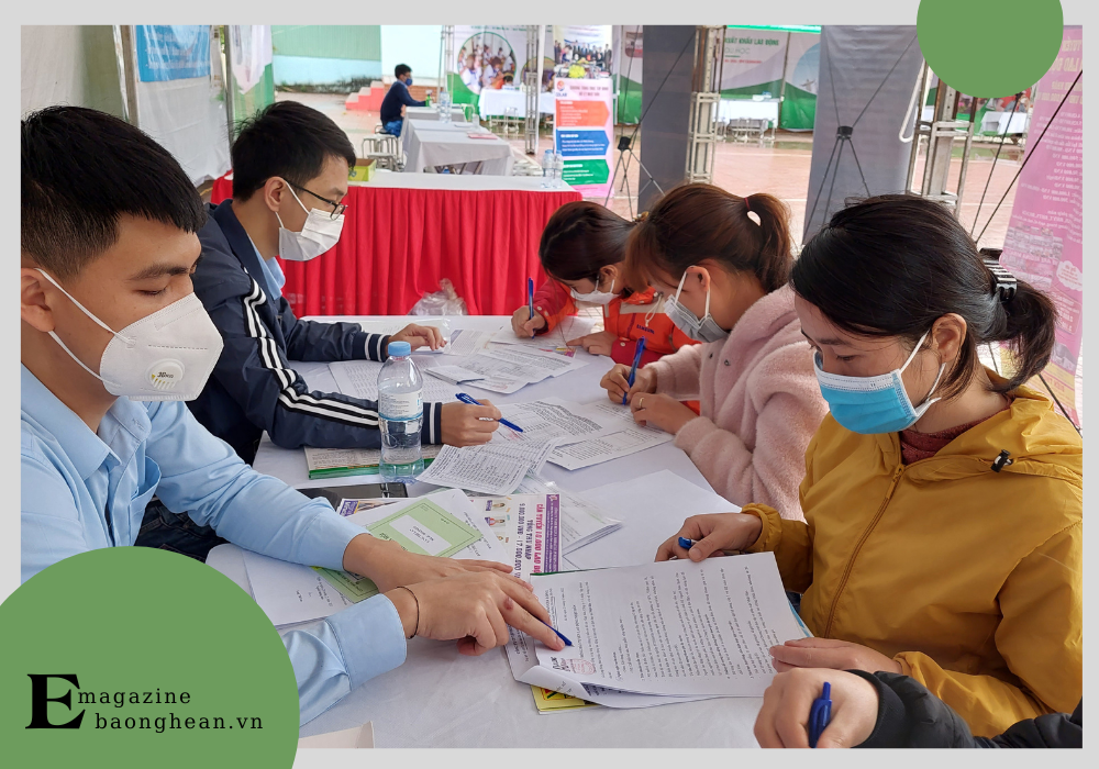 Người lao động trên địa bàn huyện Quế Phong tham gia ngày hội kết nối việc làm trong và ngoài nước.