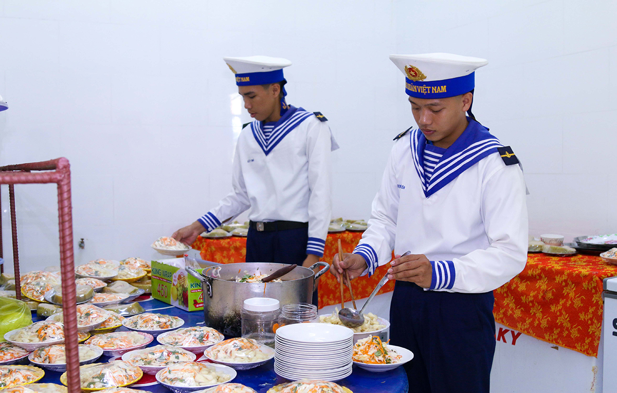 Các chiến sĩ chuẩn bị bữa ăn tại đơn vị.
