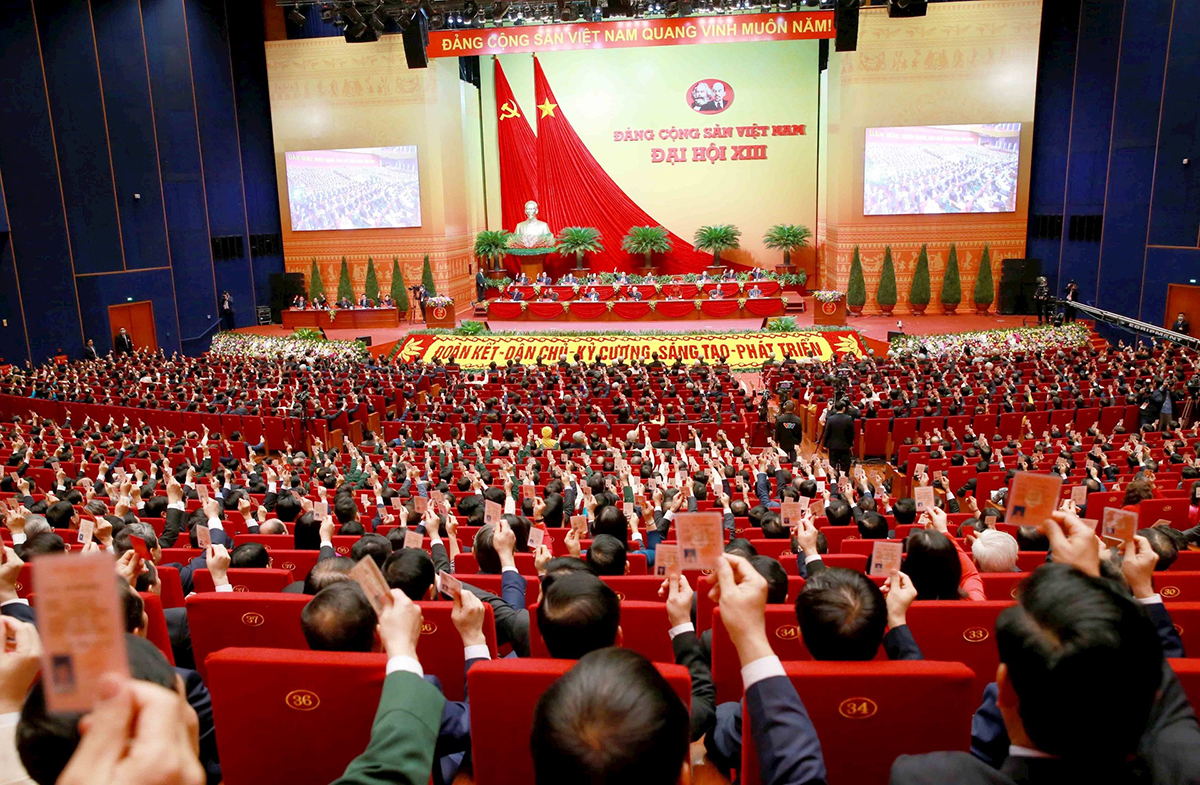 Các đại biểu biểu quyết, thông qua Nghị quyết Đại hội XIII Đảng Cộng sản Việt Nam. Ảnh: Tư liệu