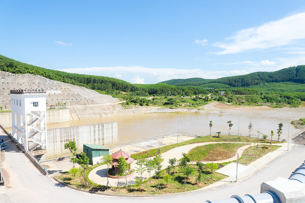 Công trình đầu mối Dự án Hồ chứa nước Bản Mồng tại xã Yên Hợp, huyện Quỳ Hợp. Ảnh: Thành Duy