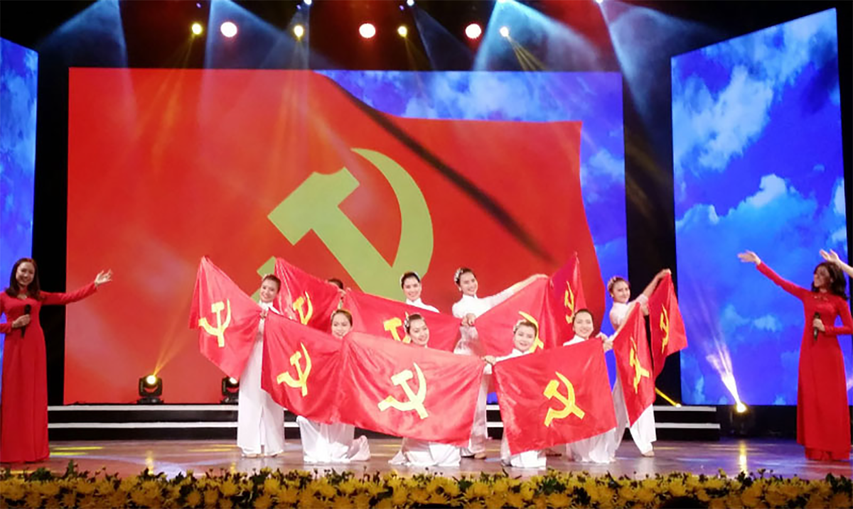 Một tiết mục văn nghệ ca ngợi Đảng Cộng sản Việt Nam. Ảnh: Tư liệu