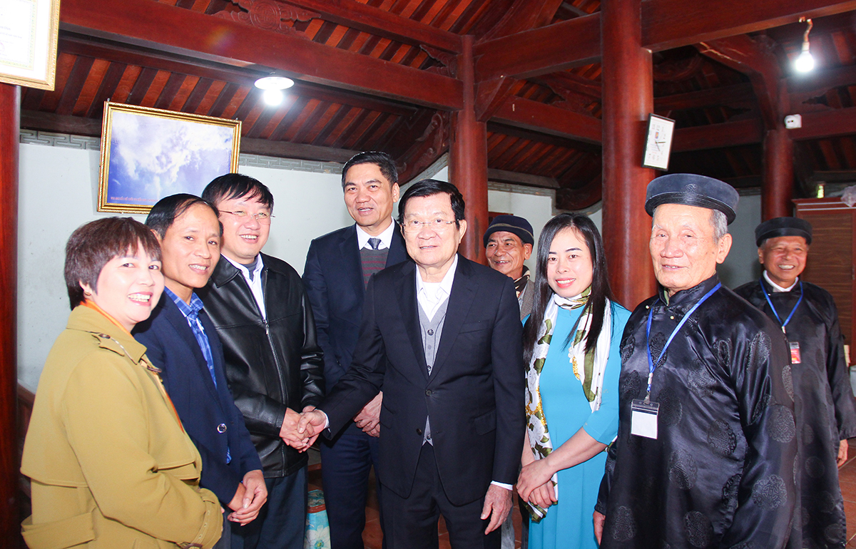 Nguyên Chủ tịch nước Trương Tấn Sang và lãnh đạo tỉnh, huyện Nam Đàn trao đổi với Ban quản lý di tích đền Vua Mai. Ảnh: Mai Hoa