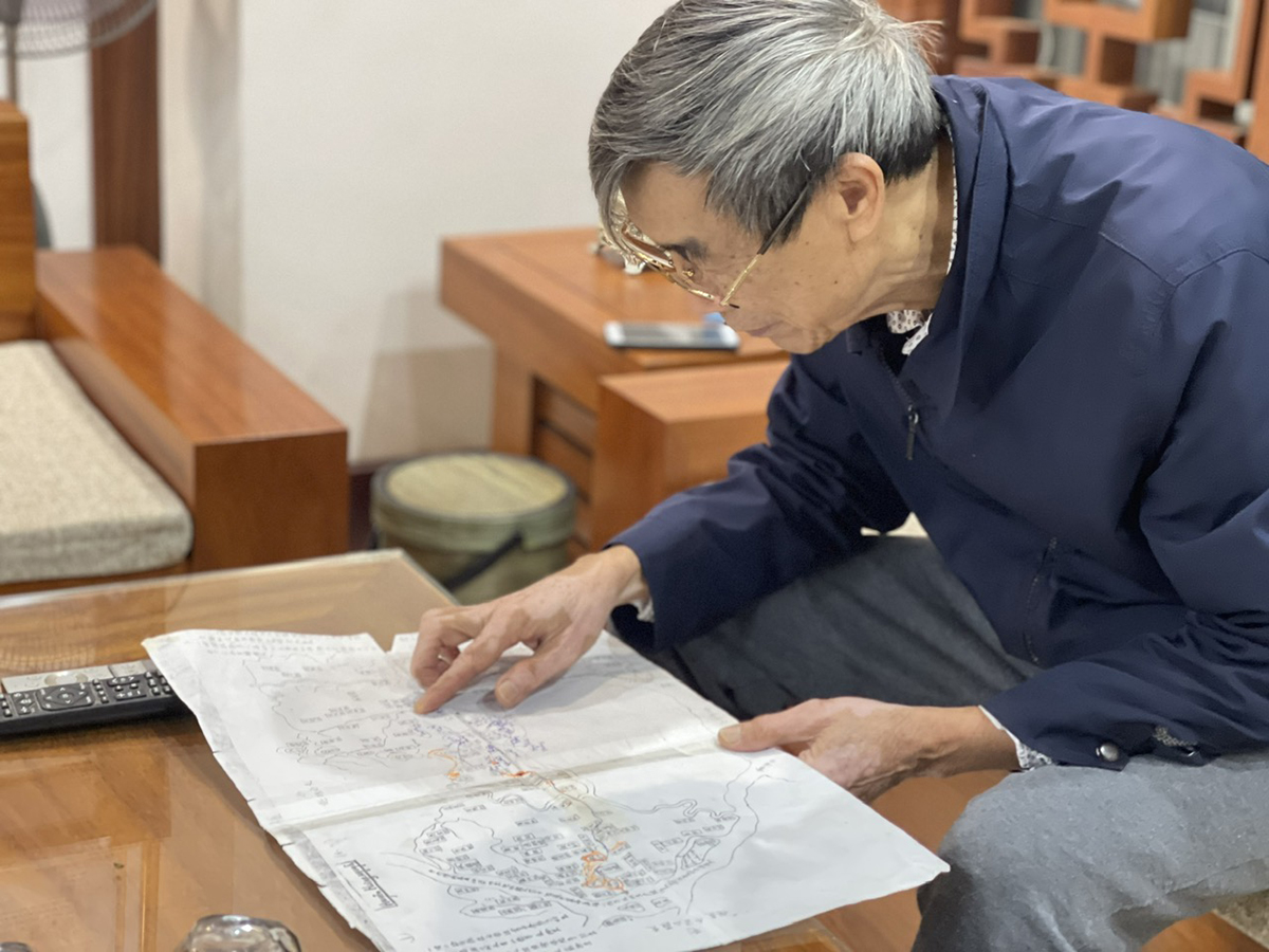 Nhà nghiên cứu Thái Huy Bích bên tấm bản đồ cổ có ghi rõ địa danh Hưng Nguyên.