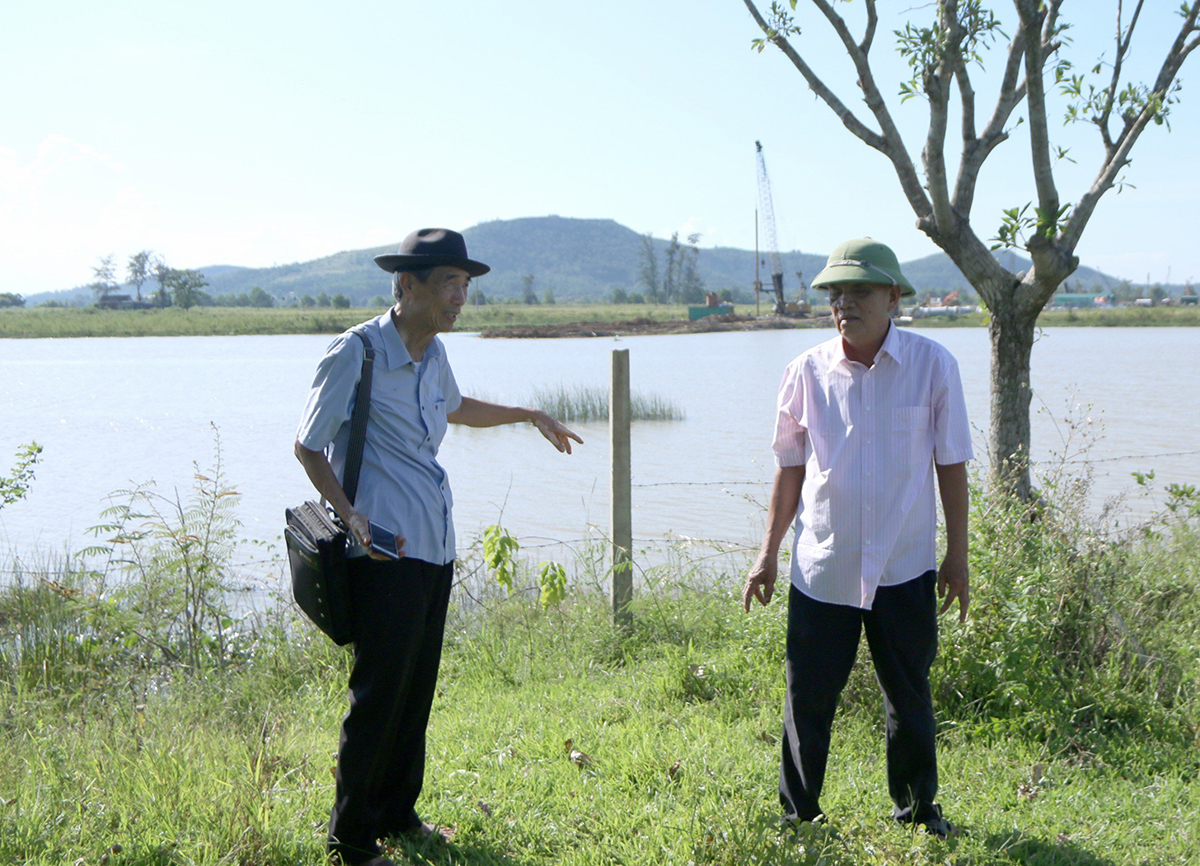 Nhà nghiên cứu văn hóa Thái Huy Bích trong một lần đi điền dã tại khu vực bến Phù Thạch xưa bên bờ Nam sông Lam.