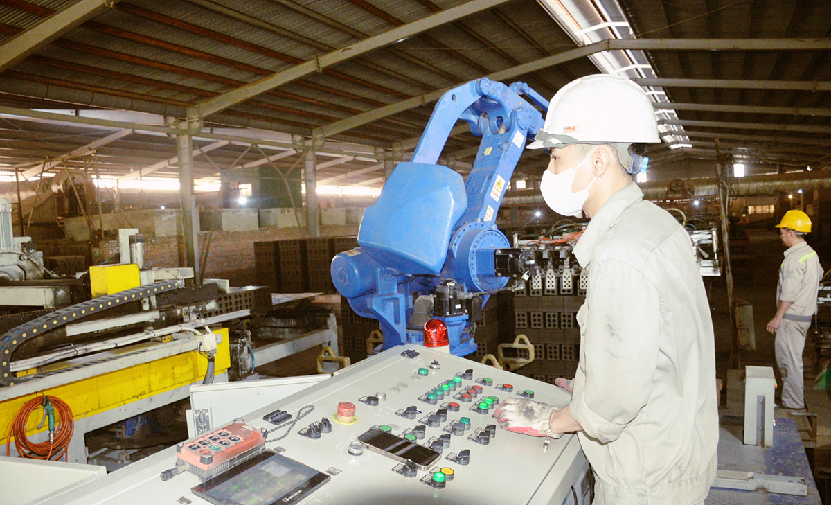 Áp dụng công nghệ robot trong sản xuất gạch ngói tuynel ở huyện Tân Kỳ. Ảnh: Xuân Hoàng