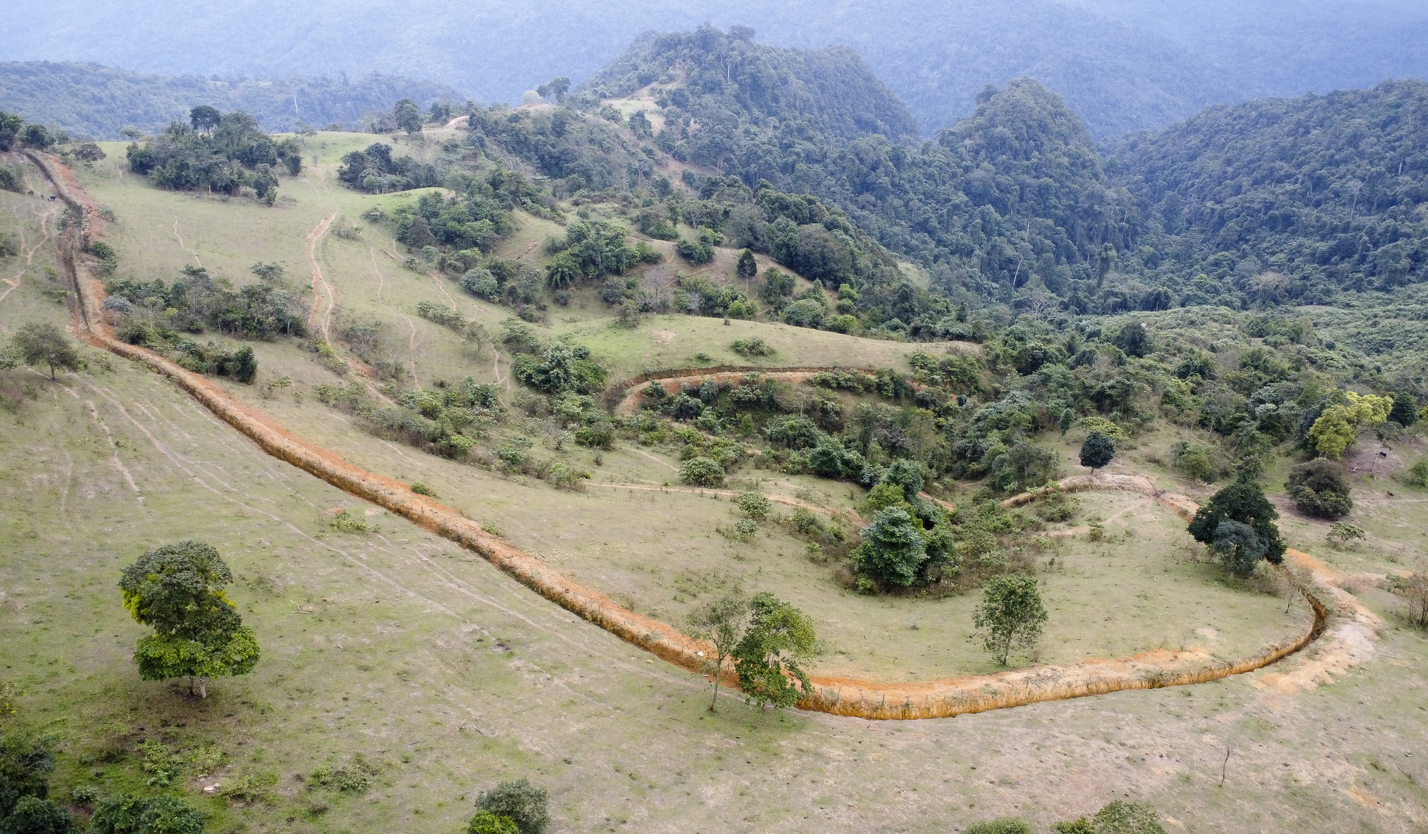 Đường hào ngăn trâu, bò vây quanh vùng trồng rừng thay thế trên đỉnh dốc Càng Hèm.