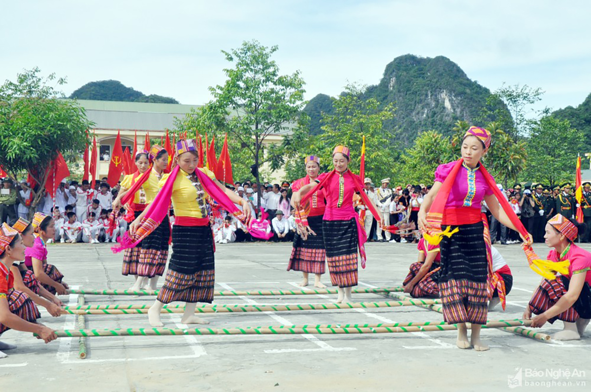 Đội văn nghệ bản Cằng, xã Môn Sơn (Con Cuông) vui múa sạp trong ngày hội. Ảnh: Công Kiên