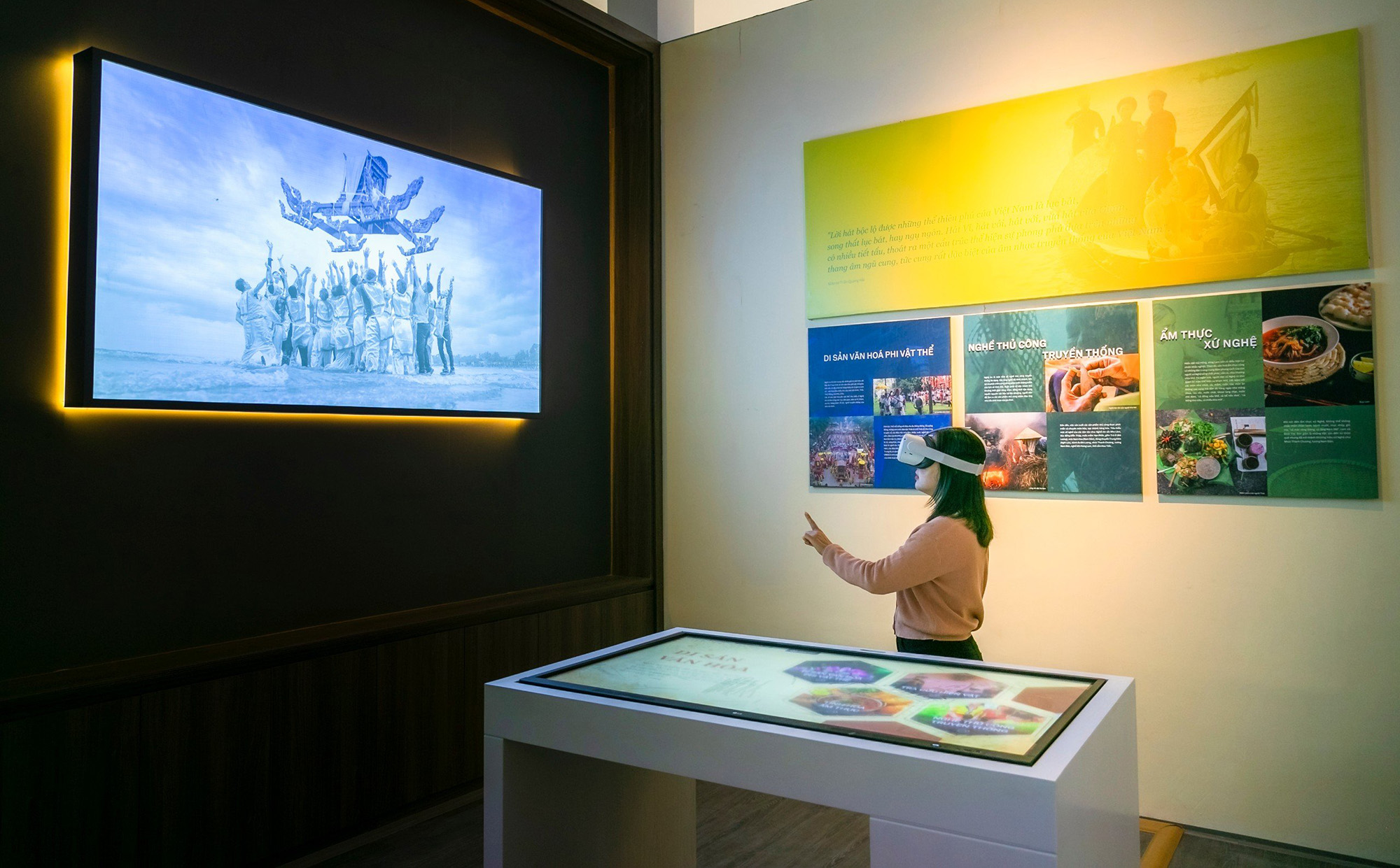 Du khách trải nghiệm công nghệ thực tế ảo VR.