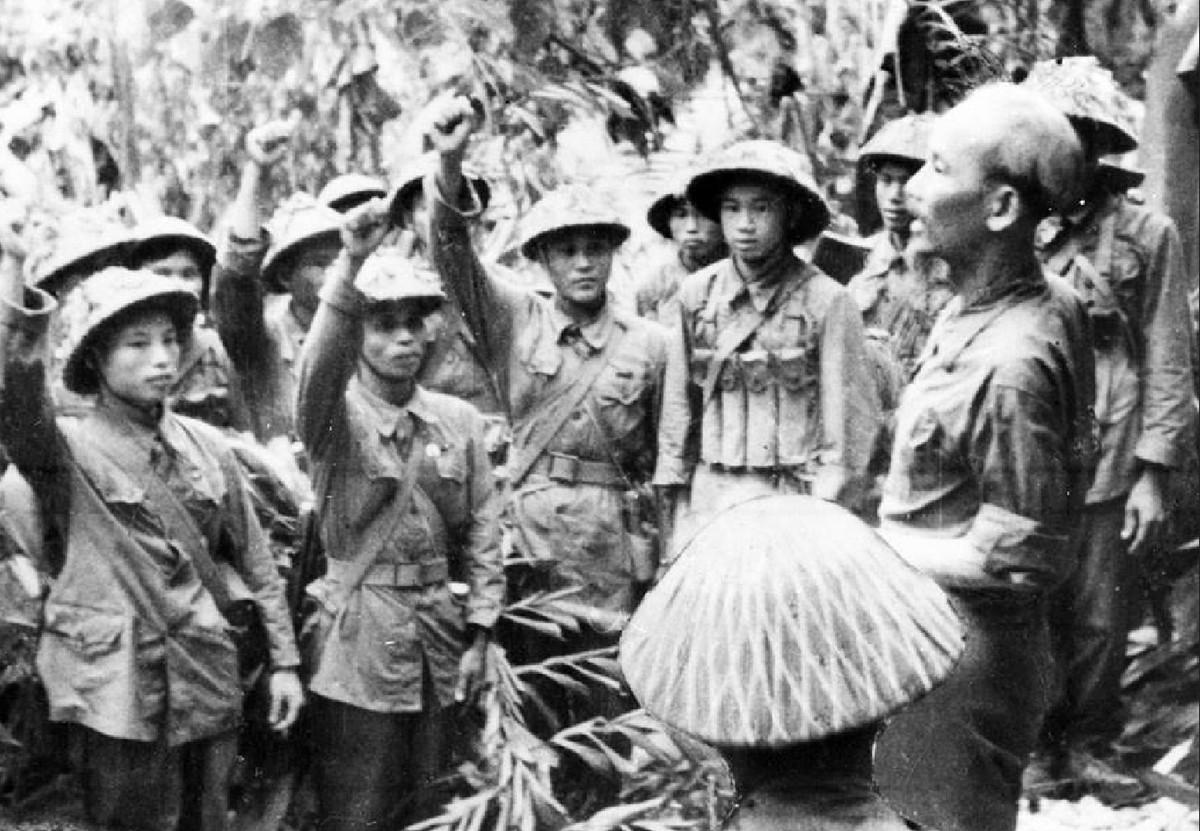 Chủ tịch Hồ Chí Minh đến thăm và nói chuyện với một số đơn vị bộ đội tham gia Chiến dịch Điện Biên Phủ. Ảnh: Tư liệu TTXVN
