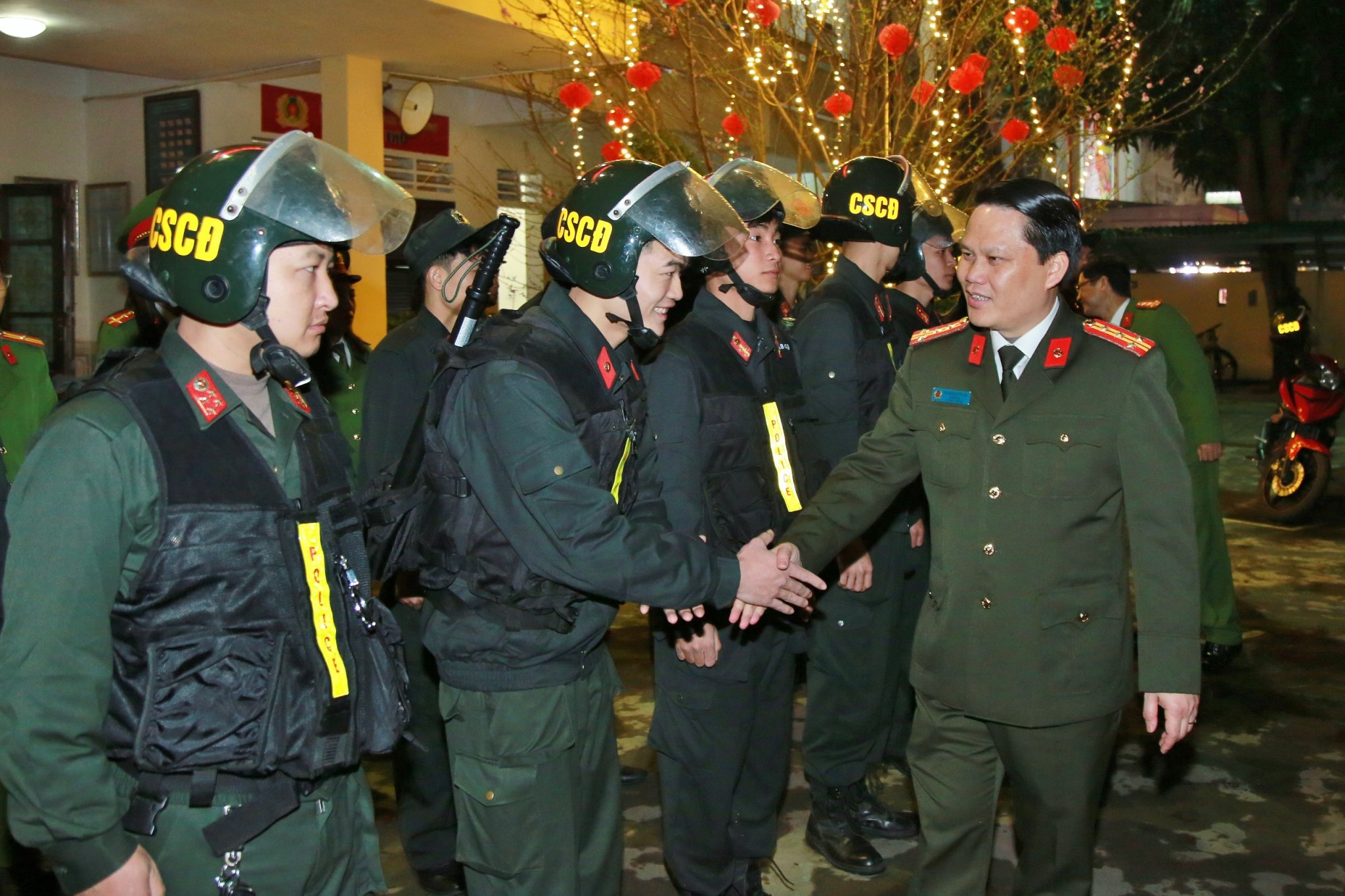 Giám đốc Công an tỉnh Nghệ An thăm, chúc Tết lực lượng Cảnh sát cơ động đêm 30 Tết Xuân Giáp Thìn.