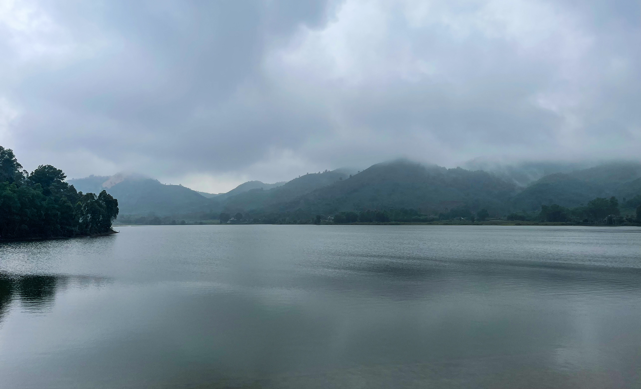 Hồ Hào Thành dưới chân núi Thiên Nhẫn. Ảnh: Tiến Đông