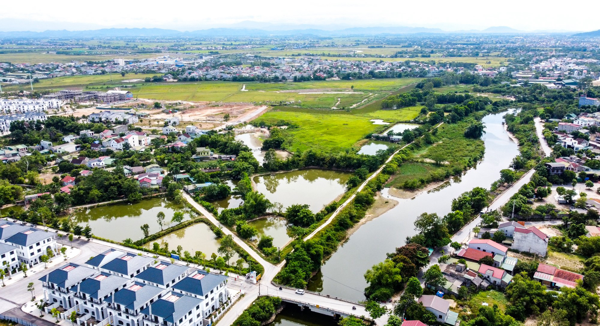 Toàn cảnh vùng đất bờ Nam sông Vinh, nơi có cụm dân dân cư khối Tân An, phường Vinh Tân và khu đất từng được quy hoạch thực hiện dự án Khu đô thị Dầu khí Nghệ An.