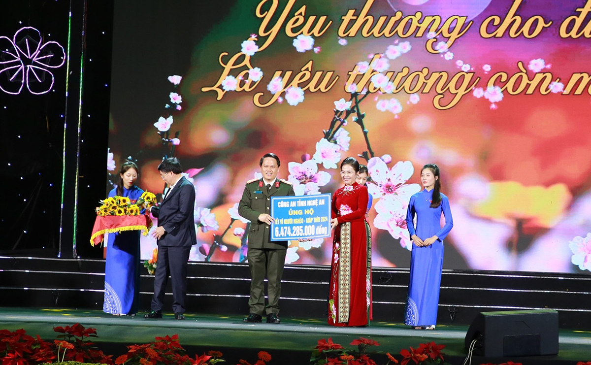 Đại tá Bùi Quang Thanh, Giám đốc Công an tỉnh trao số tiền gần 6,5 tỷ đồng ủng hộ “Tết vì người nghèo - Xuân Giáp Thìn 2024” (Ảnh chụp tháng 01/2024).