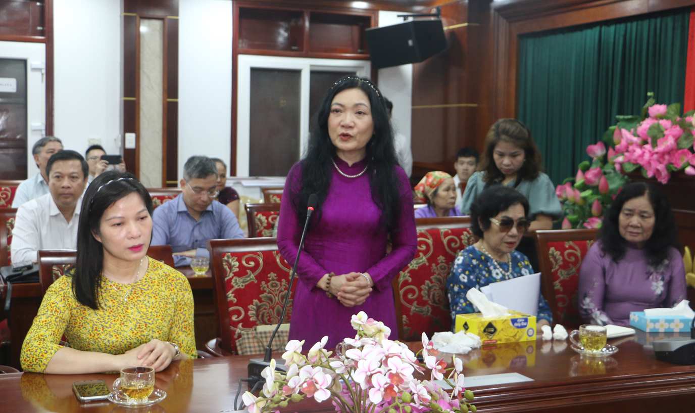 Bà Trần Thị Mai Hương - cháu ruột liệt sĩ Nguyễn Trọng Ấn bày tỏ lòng cảm ơn chính quyền huyện Yên Thành, Hội thiện nguyện đã hỗ trợ đưa cuốn nhật kí của liệt sĩ về với người thân.