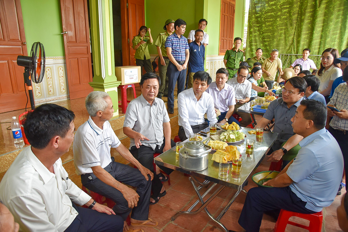 Bộ trưởng Bộ NN&PTNT Lê Minh Hoan cùng đoàn công tác thăm các hộ dân tham gia mô hình bảo vệ rừng tại cộng đồng thuộc thôn 1, xã Lĩnh Sơn (Anh Sơn). Ảnh: Thanh Lê