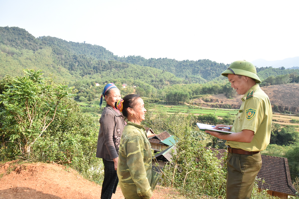 Cán bộ Hạt Kiểm lâm Con Cuông trao đổi với người dân xã Châu Khê về kiểm kê rừng chuẩn bị đón tín chỉ carbon. Ảnh: Hoài Thu