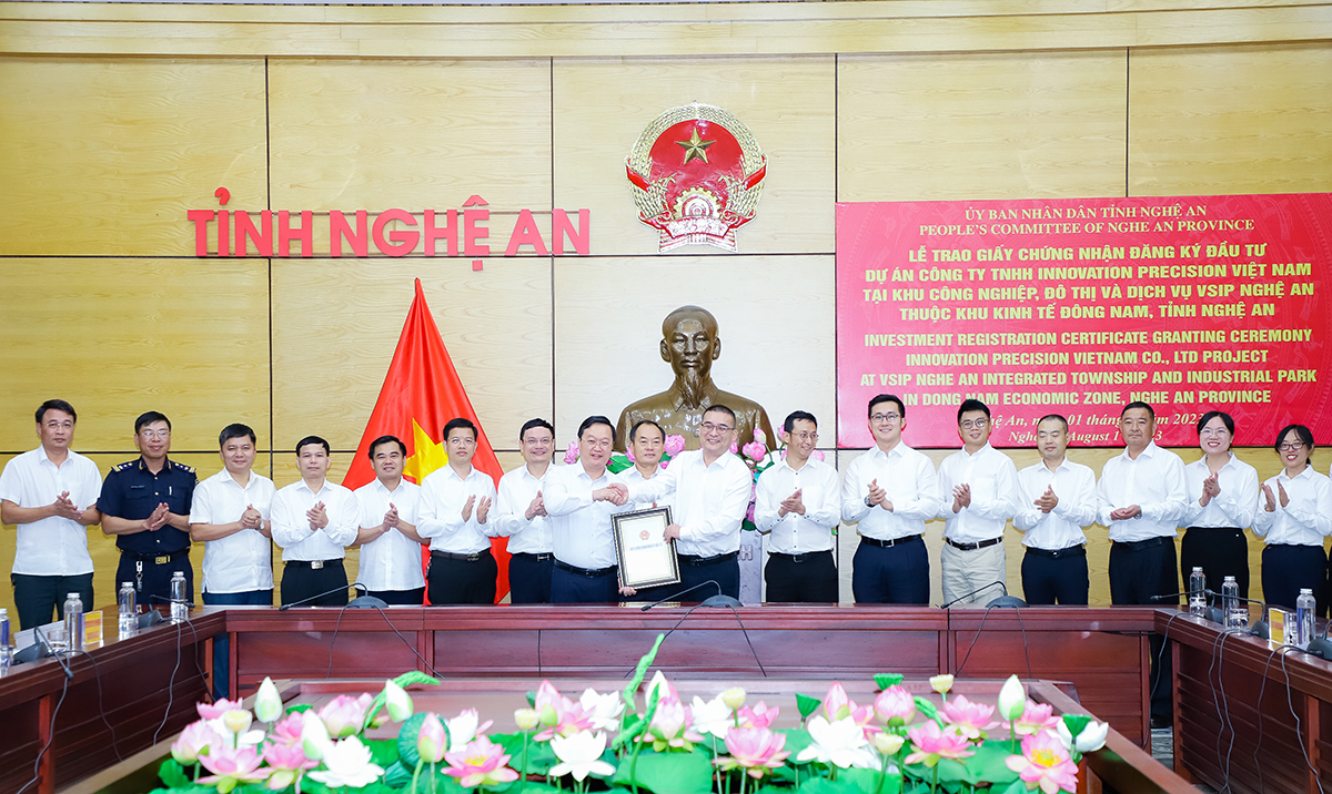 Chủ tịch UBND tỉnh Nguyễn Đức Trung trao giấy chứng nhân đăng ký đầu tư cho Tập đoàn Shandong Innovation Metal Technology. Ảnh: Phạm Bằng