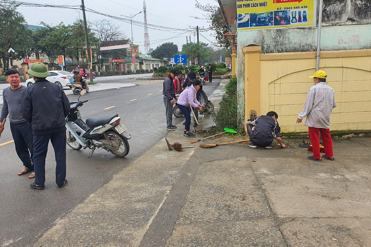 Nhân dân trên địa bàn thị trấn Hưng Nguyên tích cực hưởng ứng ngày “Chủ nhật Xanh”. Ảnh: CSCC