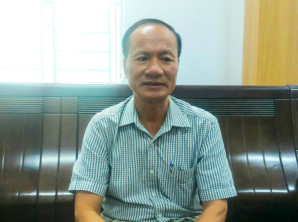 Phó Bí thư Thường trực Thị ủy Cửa Lò Lê Thanh Long trả lời phỏng vấn Báo Nghệ An.