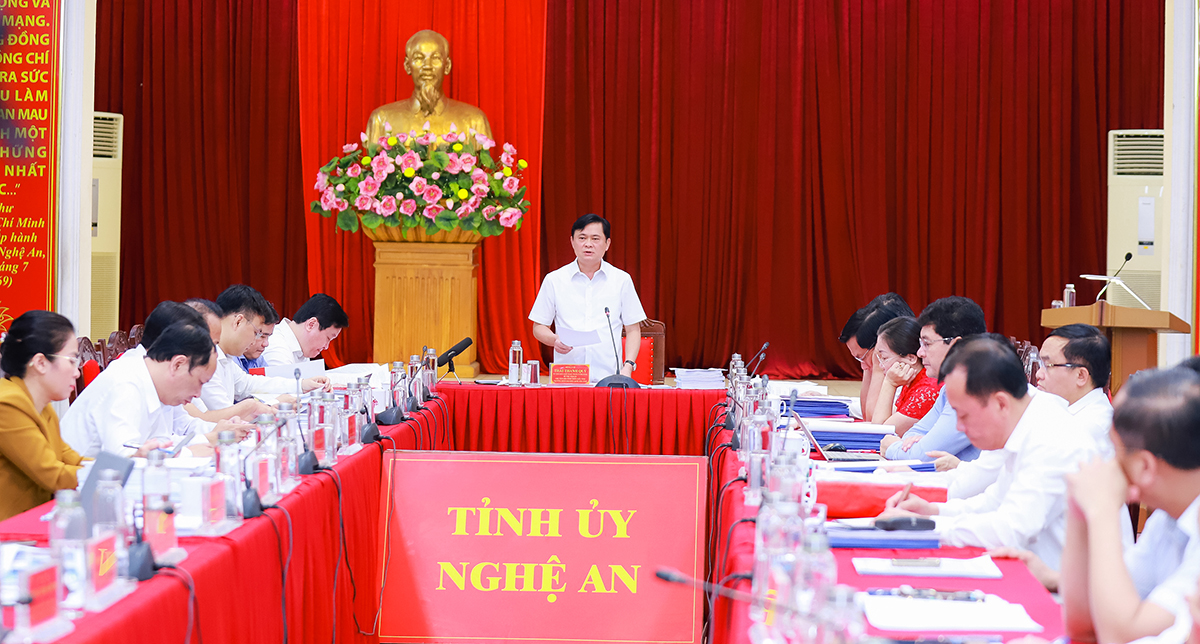 Quang cảnh phiên họp thường kỳ tháng 3/2024 của Ban Thường vụ Tỉnh ủy Nghệ An. Ảnh: Thành Duy