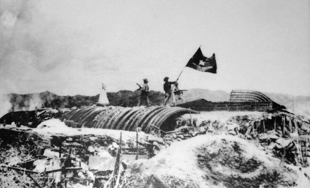  Ngày 7/5/1954, bộ đội ta phất cờ chiến thắng trên nóc trung tâm phòng ngự của Tập đoàn cứ điểm Điện Biên Phủ. Ảnh: Tư liệu