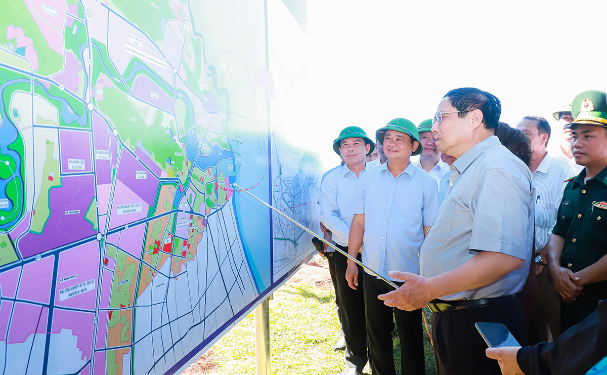 Thủ tướng Chính phủ kết luận về phương án và những yêu cầu đặt ra đối với dự án Cảng nước sâu Cửa Lò. Ảnh: Thành Duy