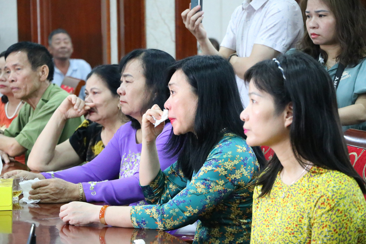Thân nhân gia đình liệt sĩ Nguyễn Trọng Ấn xúc động khi nhớ về người thân đã hi sinh.