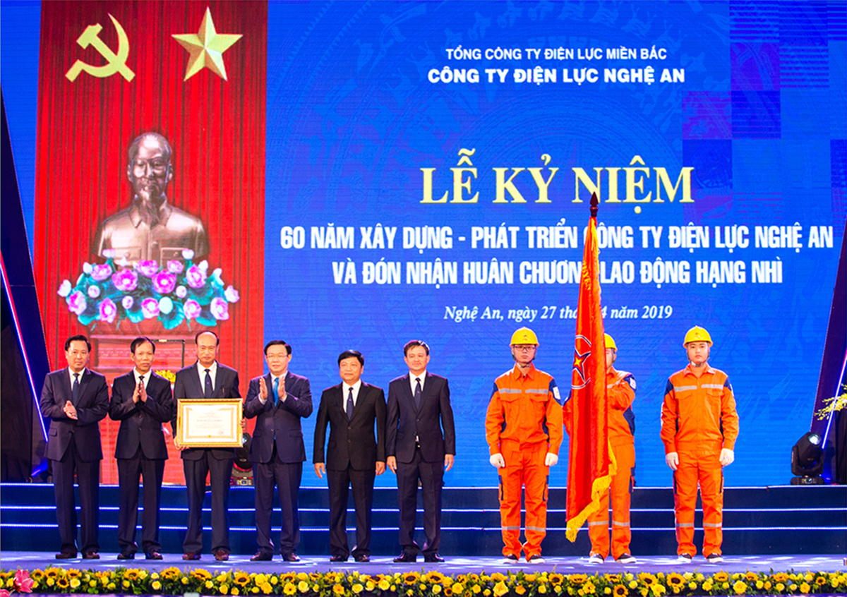 Công ty Điện lực Nghệ An đón nhận Huân chương Lao động hạng Nhì.
