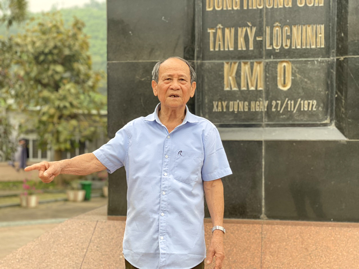 Ông Chu Văn Tiếp bên Cột mốc số 0. Ảnh: Tiến Đông