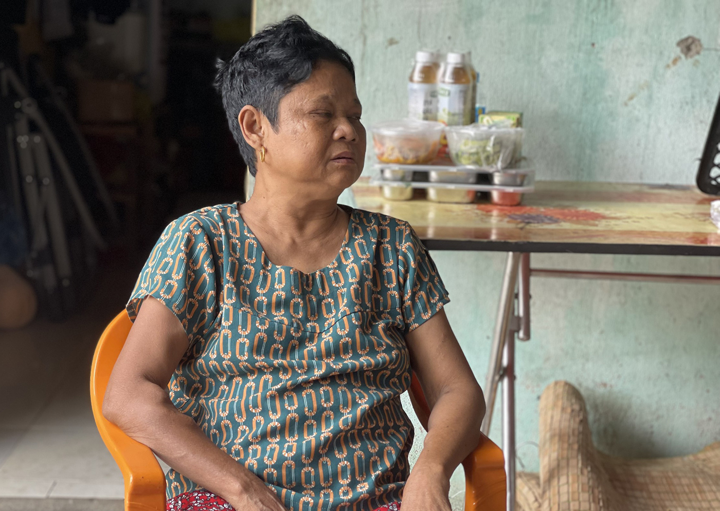Bà Nguyễn Thị Hoa ngồi chờ chồng bên hai suất cơm còn nguyên. Ảnh: Tiến Đông