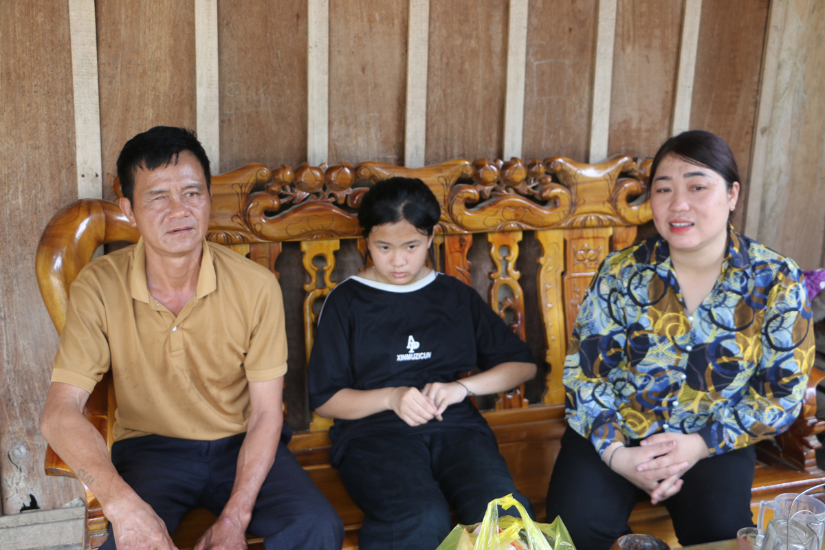 Em Lô Thị Diệp Linh (giữa) trú tại xã Nga My được Ban Tổ chức Huyện ủy Tương Dương nhận đỡ đầu. Ảnh: K.L