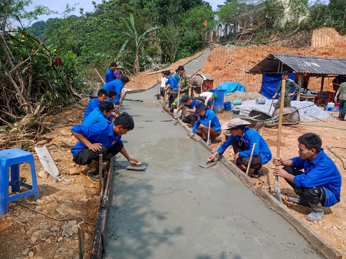 Tuổi trẻ huyện Kỳ Sơn tham gia tu sửa, làm mới đường giao thông nông thôn, đường bê tông, kênh mương nội đồng.